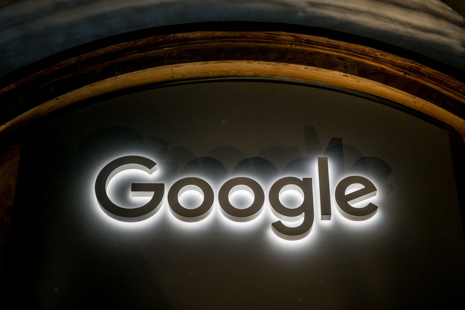 AI 冲击搜索霸主地位，Alphabet 能否凭借云业务与 YouTube 扭转局势？