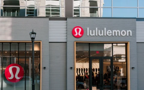 运动休闲龙头陷入调整：Lululemon估值回落，能否迎来基本面反转？