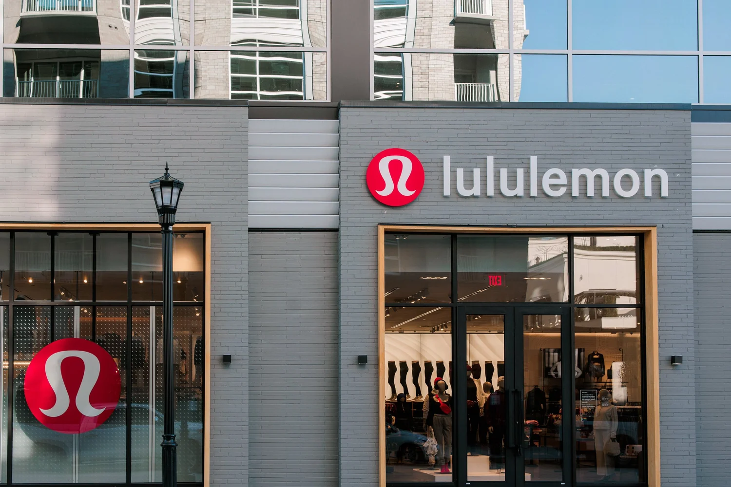 运动休闲龙头陷入调整：Lululemon估值回落，能否迎来基本面反转？
