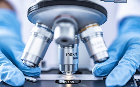 医疗巨头逢低布局：Intuitive Surgical 与 Regeneron 的反弹潜力分析